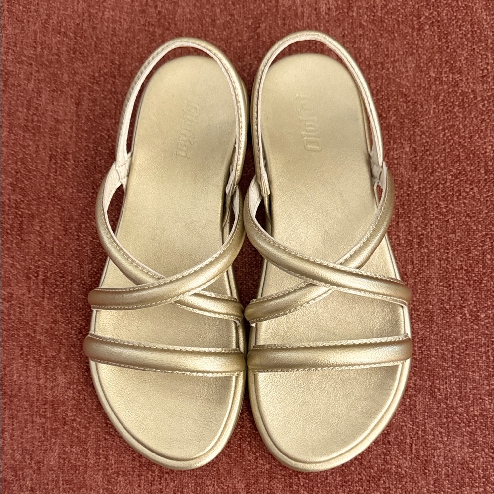 OluKai Gold Sandals Women’s 6